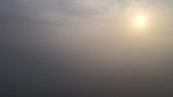 青い空のオーバーヘッドを持つ白い高密度の雲の上に明るい黄色の夕日の空中ビュー — ストック動画