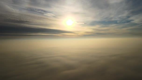 青い空のオーバーヘッドを持つ白い高密度の雲の上に鮮やかな黄色の日の出の空中ビュー — ストック動画