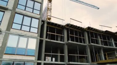 İnşaat halindeki yüksek apartmanın havadan görüntüsü. Gayrimenkul geliştirme.