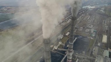 Kömür santralinin havadan görünüşü siyah dumanlı yüksek borular atmosferi kirletiyor.