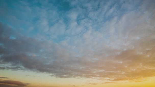 Lapso Tiempo Con Nubes Movimiento Rápido Cielo Azul Atardecer — Vídeos de Stock