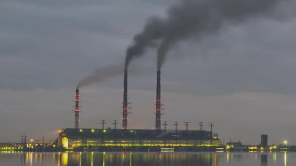 煤电机组高管的时滞 夜间黑烟在湖水中快速移动 造成大气污染 — 图库视频影像