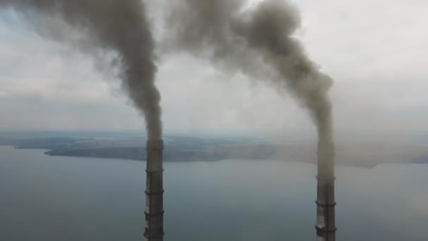 Luftaufnahme Von Kohlekraftwerk Hohen Rohren Mit Schwarzem Rauch Aufsteigen Verschmutzt — Stockvideo