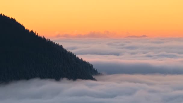 日出时分 遥远的深山群山的时间消逝了 周围布满了快速移动的白色雾气 — 图库视频影像