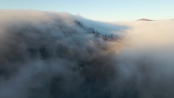 日出时分 云雾笼罩山岗和村屋 从上面眺望多姿多彩的山景 — 图库视频影像