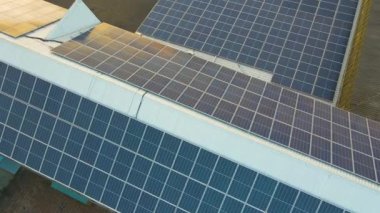 Mavi fotovoltaik güneş panelleri temiz ekolojik elektrik üretmek için çatıya monte edildi. Yenilenebilir enerji konsepti üretimi.