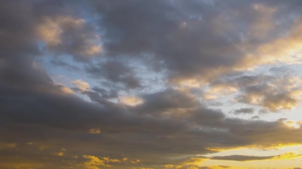 Lapso Tiempo Nubes Movimiento Rápido Cielo Azul Oscuro Atardecer — Vídeos de Stock