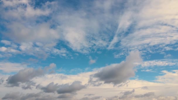 Luftaufnahme Dunkler Wolken Die Sich Gegen Den Blauen Himmel Bewegen — Stockvideo