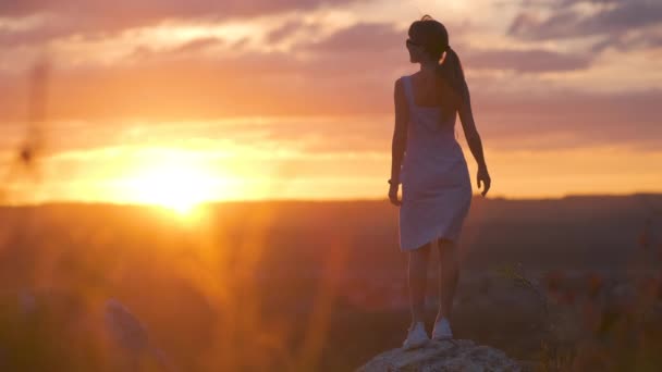 Donker Silhouet Van Een Jonge Vrouw Zomerse Jurk Die Buiten — Stockvideo