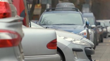 Arabalar şehir sokaklarında arka arkaya park edilmiş..