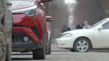 Arabalar şehir sokaklarında arka arkaya park edilmiş..