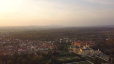 Çek Cumhuriyeti, Moravya 'da yeşil bahçeli küçük Lednice kasabası ve kale avlusunun havadan görünüşü. UNESCO Dünya Mirası Alanı.
