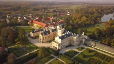 Çek Cumhuriyeti, Moravya 'da yeşil bahçeli küçük Lednice kasabası ve kale avlusunun havadan görünüşü. UNESCO Dünya Mirası Alanı.