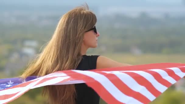 Jeune Femme Heureuse Aux Cheveux Longs Agitant Sur Vent Drapeau — Video