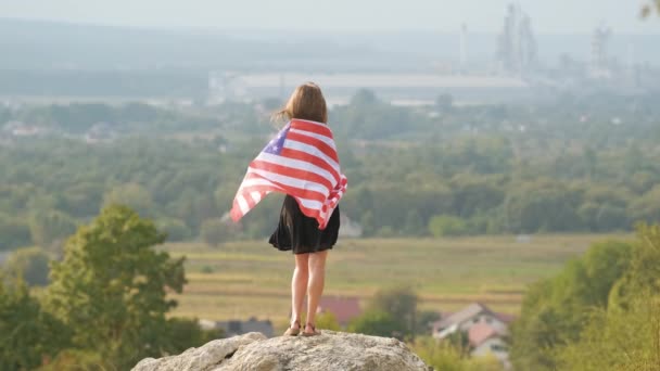 Genç Güzel Uzun Saçlı Bir Amerikalı Kadın Rüzgârda Dalgalanan Amerikan — Stok video