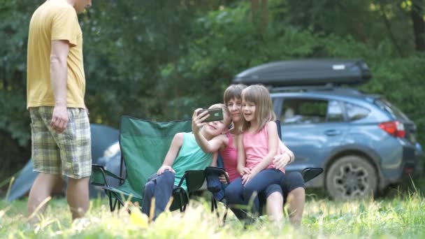 Joyeux Famille Assis Ensemble Camping Prenant Selfie Avec Téléphone Mobile — Video