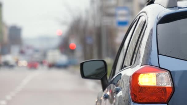 Primer Plano Luz Trasera Coche Roto Estacionado Una Calle Ciudad — Vídeo de stock