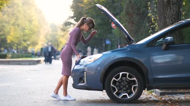 Kaputu Açık Bozuk Bir Arabanın Yanında Duran Genç Bir Kadın — Stok video