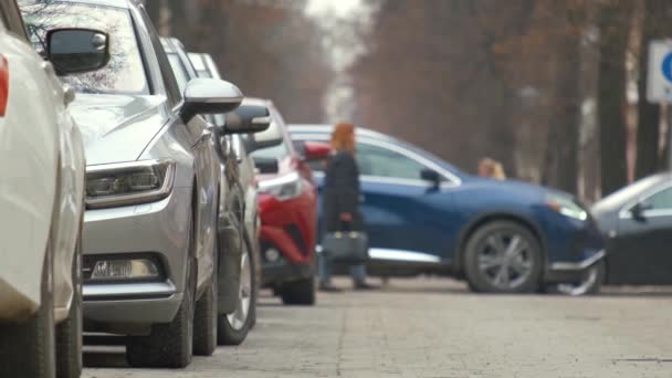 Auta Zaparkovaná Řadě Městské Straně — Stock video