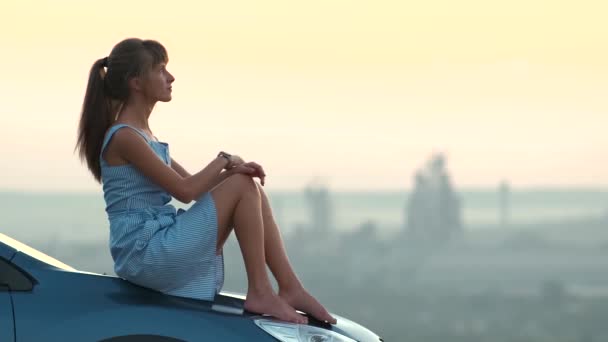 Motorista Mulher Feliz Vestido Verão Azul Desfrutando Noite Quente Deitado — Vídeo de Stock