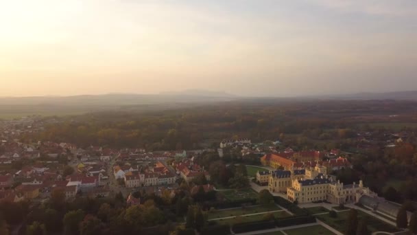 捷克共和国莫拉维亚小镇莱德尼斯和有绿色花园的城堡庭院的空中景观 教科文组织世界遗产场址 — 图库视频影像