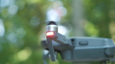 Bulanık pervaneli ve havada uçan video kameralı bir helikopter..