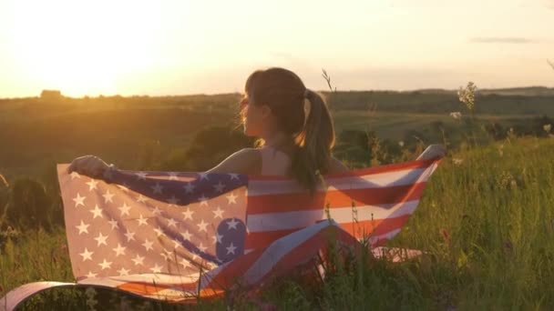 Gün Batımında Dışarıda Amerikan Bayrağıyla Poz Veren Mutlu Genç Kadın — Stok video