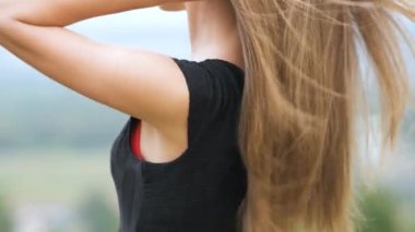 Açık havada hafif rüzgârda sallanan serbest kadın saçlarının yakın çekimi..