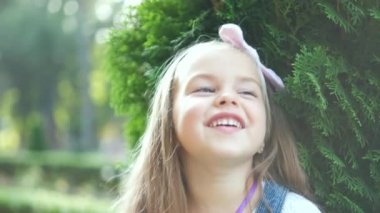 Yaz parkında mutlu bir şekilde gülümseyen güzel bir kızın portresi..