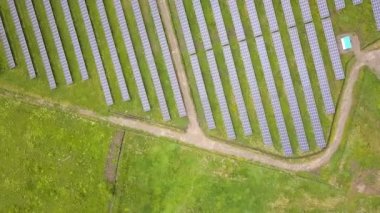 Yeşil alandaki güneş enerjisi santralinin havadan görüntüsü. Temiz ekolojik enerji üretmek için elektrik panelleri.