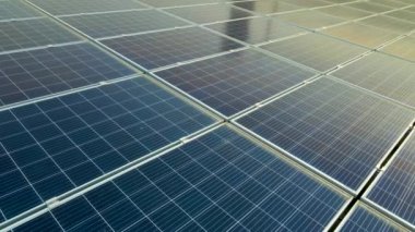 Mavi fotovoltaik güneş panellerinin yüzeyi, temiz ekolojik elektrik üretmek için çatıya monte edildi. Yenilenebilir enerji konsepti üretimi.