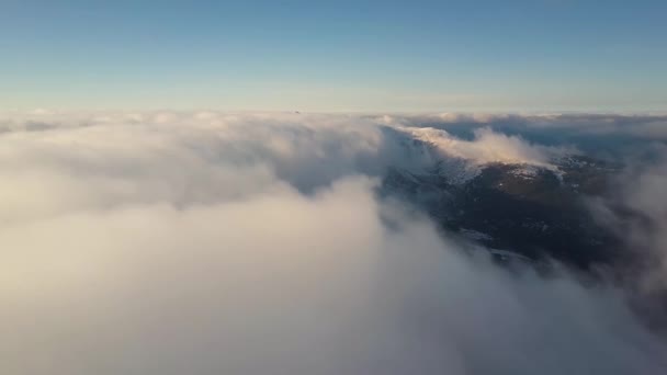 Luchtfoto Van Boven Van Witte Gezwollen Wolken Bedekt Besneeuwde Bergtoppen — Stockvideo