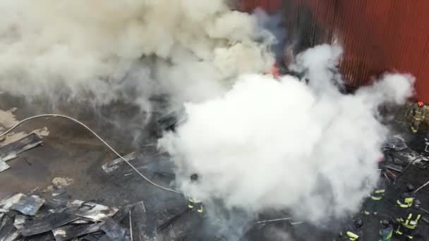 Повітряний Вигляд Пожежників Які Воюють Вогнем Поблизу Старої Фабрики Промисловій — стокове відео