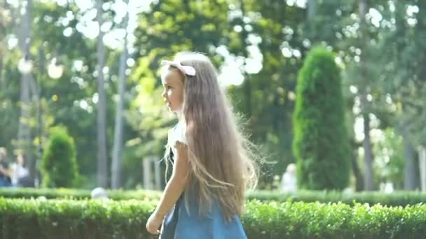 Kleines Glückliches Mädchen Jagt Sommer Seifenblasen Freien — Stockvideo