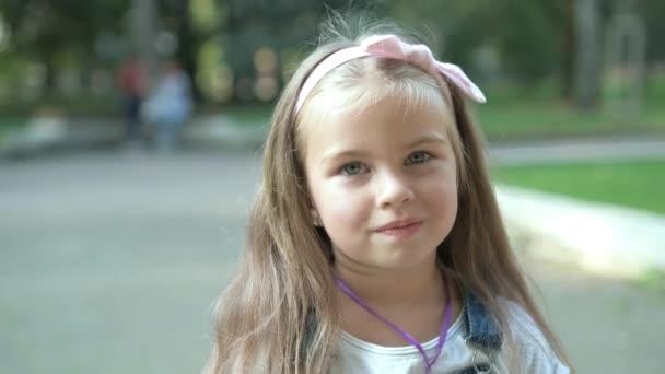 Porträt Eines Glücklichen Hübschen Mädchens Das Sommerpark Steht Und Die — Stockvideo