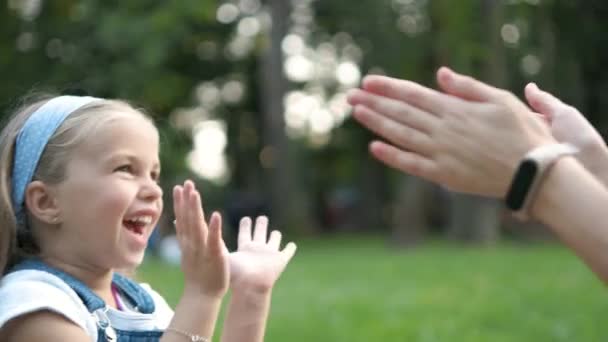 Hübsches Kleines Mädchen Spielt Mit Ihrer Mutter Grünen Sommerpark Mit — Stockvideo