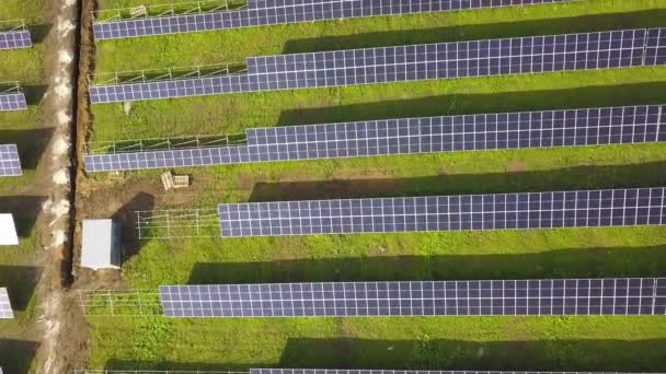 Luftaufnahme Eines Bau Befindlichen Solarkraftwerks Auf Der Grünen Wiese Montage — Stockvideo