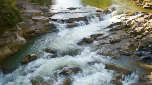 Rivière Montagne Avec Eau Turquoise Claire Tombant Cascades Entre Des — Video