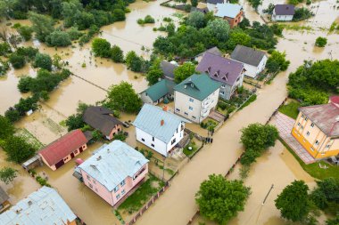 Ukrayna 'nın batısındaki Halych kasabasındaki Dnister nehrinin kirli sularıyla dolu su basmış evlerin havadan görüntüsü..
