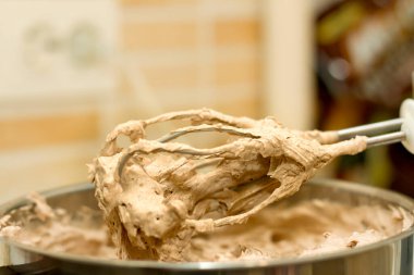 Kek, dondurma ya da tatlı için çikolatalı dondurmaya çırpılmış elektrikli mikser. Mutfak fırını ekipmanları, ev yapımı fırın.