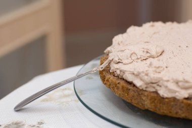 Evde kek pişirme süreci. Kremalı çikolatalı bisküvi yakın çekim. Mutfak ve lezzetli tatlı konsepti.