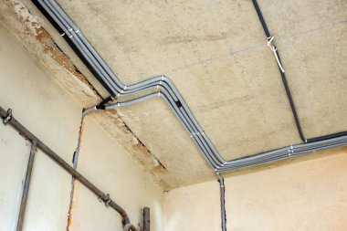 Tavana ve duvara inşa halindeki bir odanın elektrik kabloları yerleştirildi..