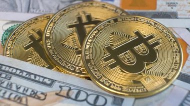 ABD doları banknotlarındaki metal, bitcoin kripto paralarını kapatın. Elektronik merkeziyetçi para kavramı.