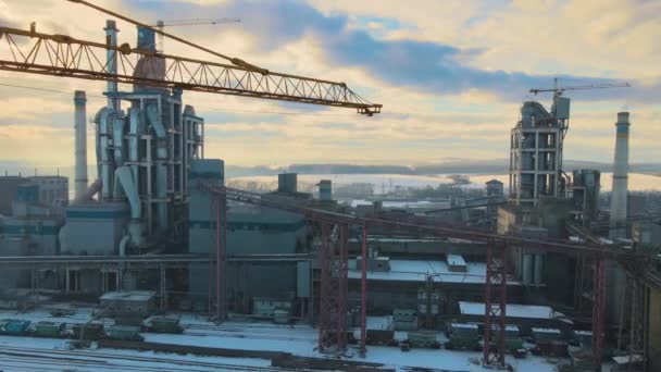 Flygfoto Cementfabrik Med Hög Fabriksstruktur Och Tornkran Vid Industriellt Produktionsområde — Stockvideo