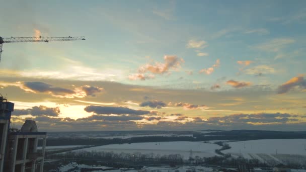 Widok Lotu Ptaka Cementowni Wysokiej Strukturze Fabrycznej Żurawia Wieżowego Przemysłowym — Wideo stockowe