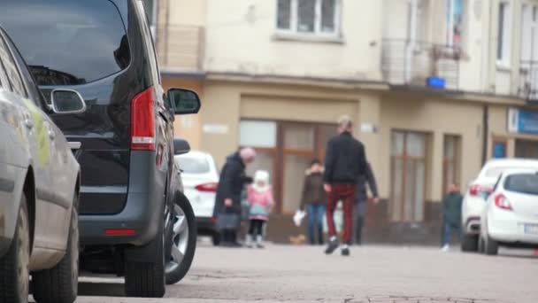 Coche Furgoneta Pasajeros Estacionado Callejón Ciudad Lado Calle Con Peatones — Vídeo de stock