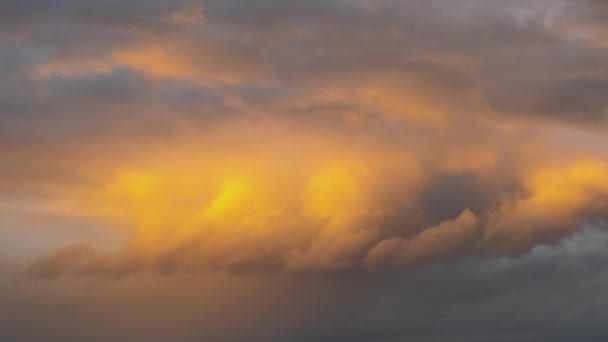 Gün Batımında Hızlı Hareket Eden Fırtınalı Bulutlar Koyu Sarı Gökyüzünde — Stok video