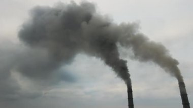 Kömür santralinin havadan görünüşü siyah dumanlı yüksek borular atmosferi kirletiyor.