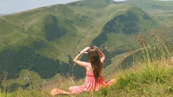 Junge Frau Rotem Kleid Ruht Auf Einer Grünen Wiese Einem — Stockvideo