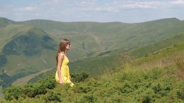 Junge Glückliche Frau Gelbem Kleid Läuft Einem Windigen Tag Den — Stockvideo